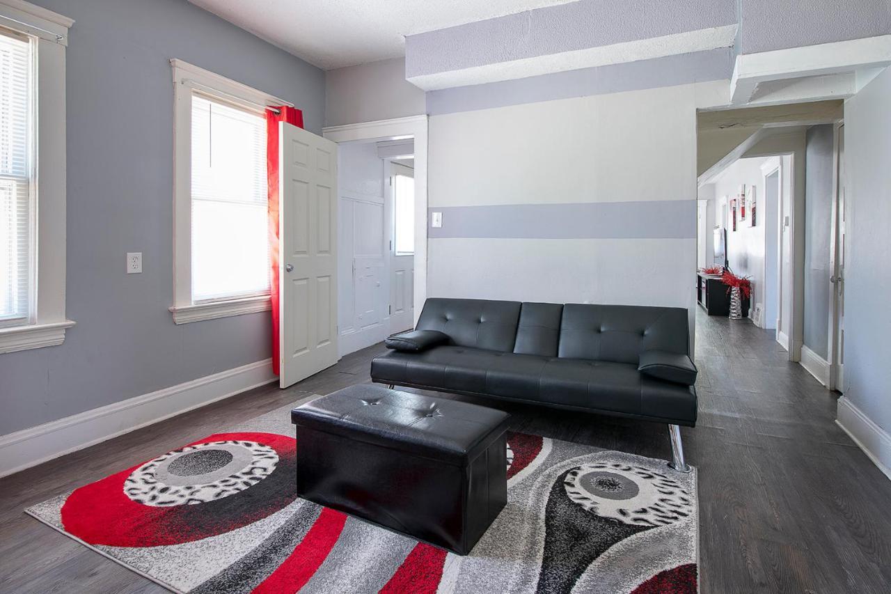 The Rubi Lounge - Spacious Brooklyn Centre Modern Escape Near Downtown With Parking, 300Mb Wifi & Self Check-In Cleveland Bagian luar foto
