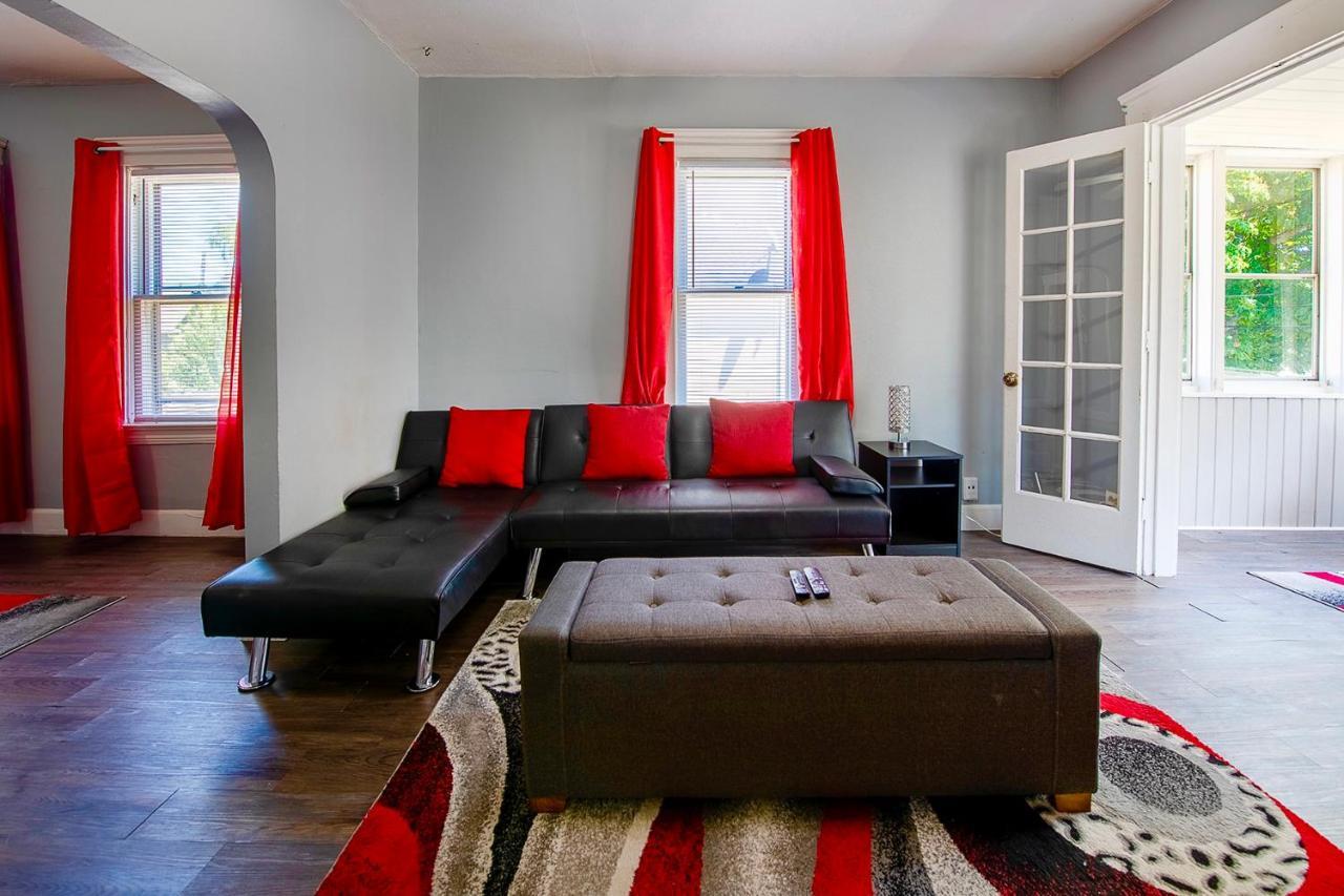The Rubi Lounge - Spacious Brooklyn Centre Modern Escape Near Downtown With Parking, 300Mb Wifi & Self Check-In Cleveland Bagian luar foto